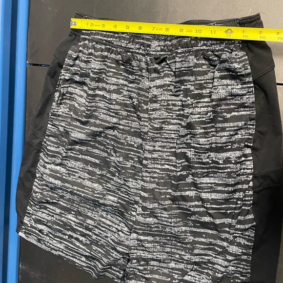 Nike Men's Black and Gray Patterned Athletic Shorts - Picture 4 of 6